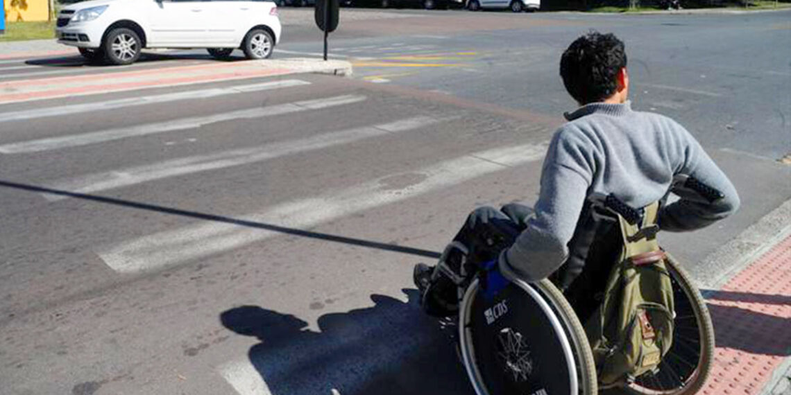 Projeto de lei em tramitação no ES obriga instalação de rampas acessíveis em todas as faixas de pedestres para garantir inclusão e segurança a pessoas com deficiência.