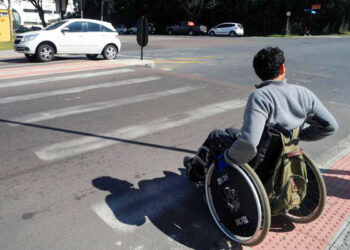 Projeto de lei em tramitação no ES obriga instalação de rampas acessíveis em todas as faixas de pedestres para garantir inclusão e segurança a pessoas com deficiência.