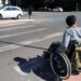 Projeto de lei em tramitação no ES obriga instalação de rampas acessíveis em todas as faixas de pedestres para garantir inclusão e segurança a pessoas com deficiência.