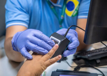 TRE-ES envia SMS para convocar mais de 875 mil eleitores do Espírito Santo a regularizar o cadastro biométrico na Justiça Eleitoral antes do prazo de maio de 2026.