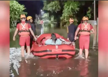Chuvas intensas atingem Peruíbe e Ubatuba, no litoral paulista, causando alagamentos, queda de árvores e deixando famílias desalojadas e desabrigadas, segundo a Defesa Civil.