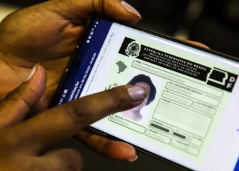 Diretriz da Abramet aponta que aumento de 5% na velocidade pode elevar em até 20% as mortes no trânsito e alerta para riscos diante da renovação automática da CNH.