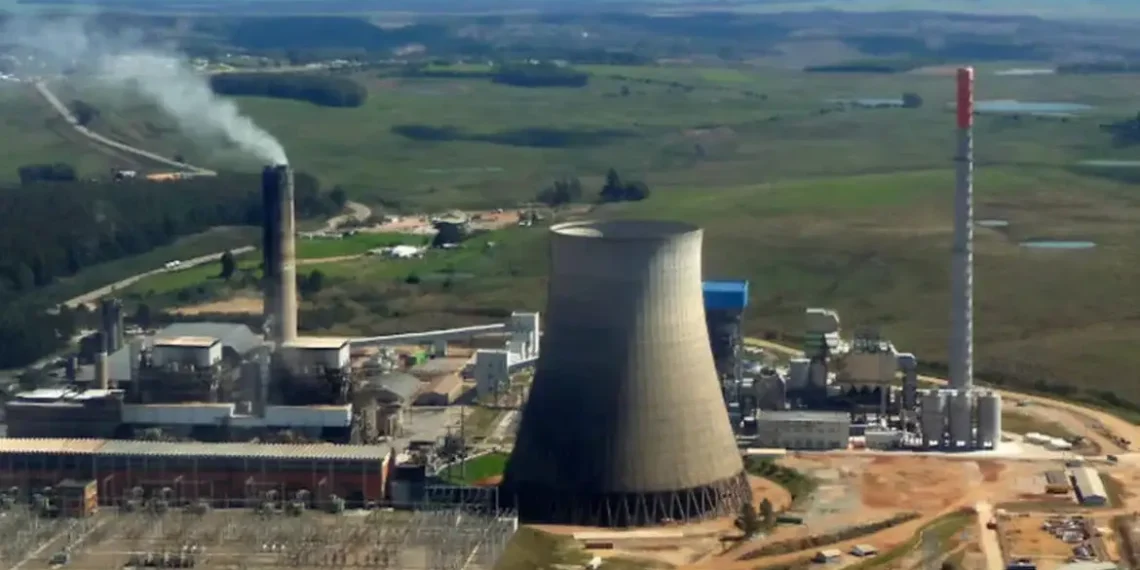 Ação civil pública questiona inclusão de usinas a carvão no leilão de energia LRCAP 2026. Instituto Arayara aponta impactos ambientais e falta de flexibilidade operacional.
