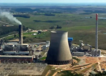 Ação civil pública questiona inclusão de usinas a carvão no leilão de energia LRCAP 2026. Instituto Arayara aponta impactos ambientais e falta de flexibilidade operacional.