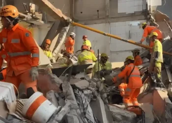 Desabamento em lar de idosos em Belo Horizonte deixa seis mortos e vítimas soterradas. Bombeiros resgatam sobreviventes e seguem buscas no bairro Jardim Vitória.