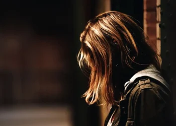 Mulheres vítimas de violência em Recife e Rio terão teleatendimento em saúde mental pelo SUS. Programa prevê 4,7 milhões de consultas por ano e será ampliado para todo o Brasil.