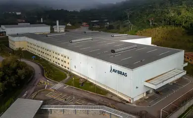 Trabalhadores da Avibras aprovam acordo para pagamento de R$ 230 milhões em dívidas trabalhistas após 1.280 dias de greve. Produção deve ser retomada em abril.
