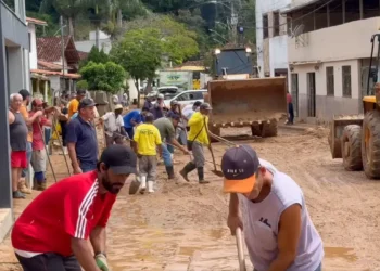 Caixa anuncia pacote de apoio para cidades da Zona da Mata mineira afetadas pelas enchentes. Medidas incluem Bolsa Família antecipado, pausa em financiamentos e crédito facilitado.
