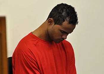 Justiça do Rio determina prisão do goleiro Bruno após ele deixar o estado sem autorização durante liberdade condicional. Ex-atleta deve voltar ao regime semiaberto.