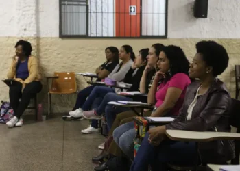MEC prorroga até 4 de março o prazo para adesão à Rede Nacional de Cursinhos Populares 2026, que prevê R$ 108 milhões em investimentos.