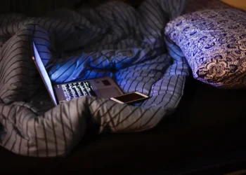 Relatório do Unicef aponta que 1 em cada 5 adolescentes brasileiros sofreu violência sexual online. Estudo revela vulnerabilidades e propõe medidas de prevenção.
