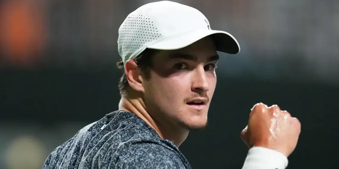 João Fonseca vence na estreia do Masters 1000 de Indian Wells e enfrenta Karen Khachanov na segunda rodada. Bia Haddad é eliminada no torneio de simples.