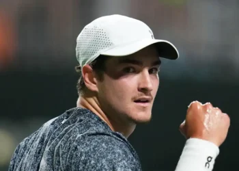 João Fonseca vence na estreia do Masters 1000 de Indian Wells e enfrenta Karen Khachanov na segunda rodada. Bia Haddad é eliminada no torneio de simples.