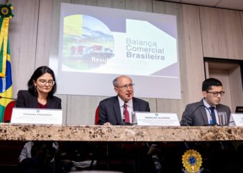 Exportações do Brasil somam US$ 26,3 bilhões em fevereiro e batem recorde para o mês. Superávit da balança comercial chega a US$ 8 bilhões em 2026.