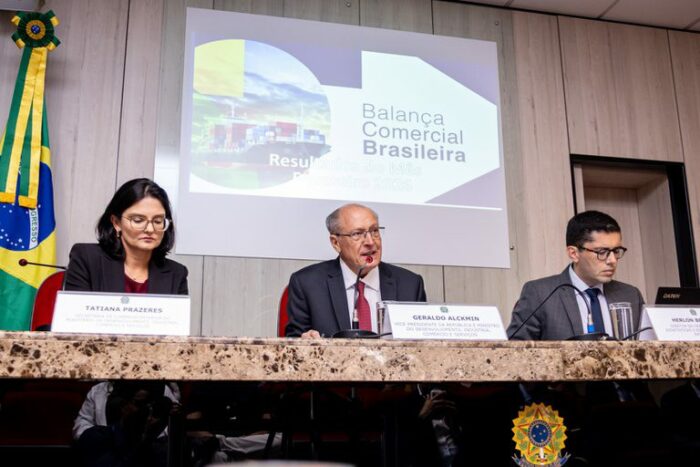 Exportações do Brasil somam US$ 26,3 bilhões em fevereiro e batem recorde para o mês. Superávit da balança comercial chega a US$ 8 bilhões em 2026.