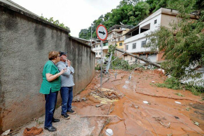 Lula assina medida provisória que libera R$ 266,5 milhões para ações de defesa civil e apoio a famílias afetadas por chuvas na Zona da Mata de Minas Gerais.