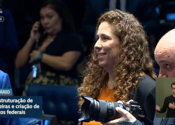 Senado aprova projeto que reestrutura carreiras do Executivo federal, cria novos cargos e moderniza a gestão de pessoas no serviço público; texto segue para sanção presidencial.