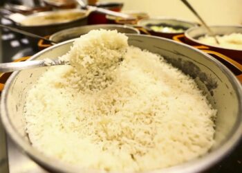 Inflação medida pelo IPCA fica em 0,70% em fevereiro, menor resultado para o mês desde 2020. Educação puxou alta, enquanto combustíveis e alimentos como arroz e café registraram queda.
