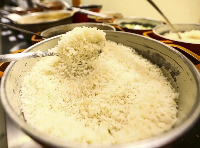 Inflação medida pelo IPCA fica em 0,70% em fevereiro, menor resultado para o mês desde 2020. Educação puxou alta, enquanto combustíveis e alimentos como arroz e café registraram queda.