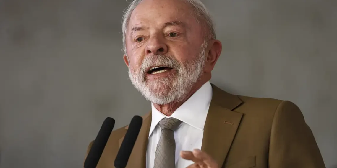 Presidente Lula zera PIS e Cofins sobre o diesel e cria subsídio para produtores e importadores. Medidas podem reduzir o preço do combustível em até R$ 0,64 por litro.