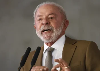 Presidente Lula zera PIS e Cofins sobre o diesel e cria subsídio para produtores e importadores. Medidas podem reduzir o preço do combustível em até R$ 0,64 por litro.