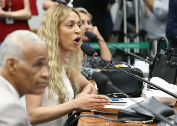 MPF entra com ação contra Ratinho e SBT por falas consideradas transfóbicas contra a deputada Erika Hilton. Processo pede R$ 10 milhões em danos coletivos e retratação pública.