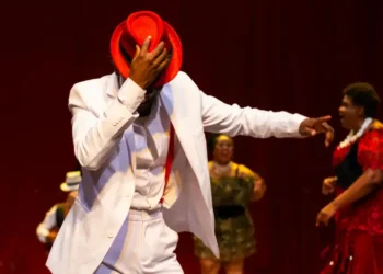 Grupo dos Dez retorna a Belo Horizonte com Madame Satã, espetáculo que celebra 15 anos da companhia e reafirma o teatro negro no Sesc Palladium.