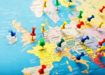 Países europeus, com exceção da Espanha, apoiam ofensiva de EUA e Israel contra o Irã. Especialistas alertam para riscos ao direito internacional e à estabilidade global.