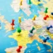 Países europeus, com exceção da Espanha, apoiam ofensiva de EUA e Israel contra o Irã. Especialistas alertam para riscos ao direito internacional e à estabilidade global.