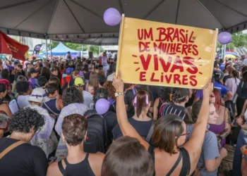 Pesquisa revela que autonomia financeira é prioridade para mulheres no mercado de trabalho, mas discriminação e violência psicológica ainda são obstáculos.