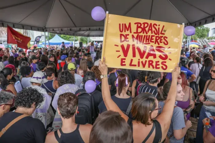 Pesquisa revela que autonomia financeira é prioridade para mulheres no mercado de trabalho, mas discriminação e violência psicológica ainda são obstáculos.