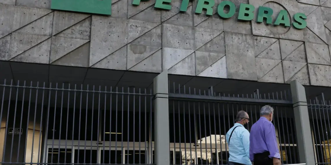 Petrobras registra lucro líquido de R$ 110,6 bilhões em 2025, alta de 198,9%, impulsionada pela produção de petróleo e gás e geração de caixa.