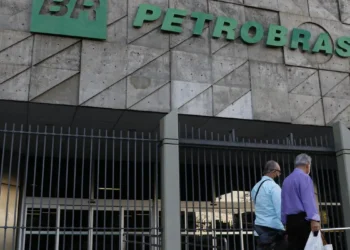 Petrobras registra lucro líquido de R$ 110,6 bilhões em 2025, alta de 198,9%, impulsionada pela produção de petróleo e gás e geração de caixa.