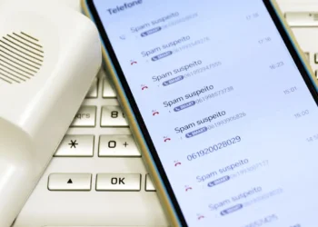 Febraban alerta para golpe telefônico em que criminosos se passam por gerentes de banco para pedir senhas e dados financeiros dos clientes.