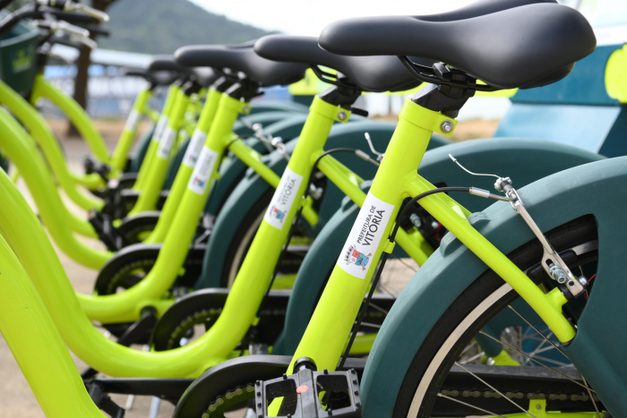 Bike Vitória oferece plano anual com 50% de desconto entre 13 e 15 de março. Promoção incentiva mobilidade sustentável na capital capixaba.