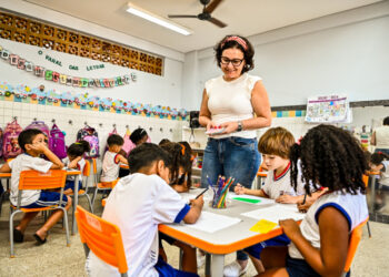 Prefeitura de Vitória convoca professores aprovados em processo seletivo simplificado. Comparecimento ocorre nos dias 5 e 6 de março, com entrega de documentação obrigatória.