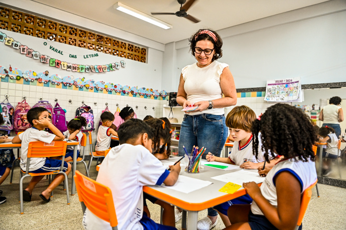 Prefeitura de Vitória convoca professores aprovados em processo seletivo simplificado. Comparecimento ocorre nos dias 5 e 6 de março, com entrega de documentação obrigatória.