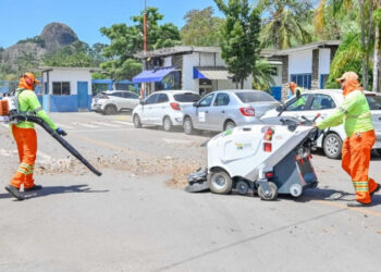 Mutirões de limpeza já passaram por mais de 60 bairros de Vitória em 2026, com 300 profissionais realizando serviços de manutenção urbana e zeladoria.