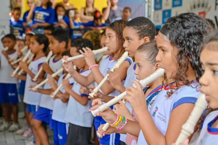 Prefeitura de Vitória entrega reforma da Emef TI Amilton Monteiro da Silva e nova quadra coberta, com investimento de R$ 2,35 milhões para fortalecer o ensino integral.