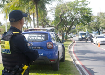 Guarda Municipal de Vitória realizou seis blitze no fim de semana, abordou 334 veículos, registrou 66 infrações e removeu 10 veículos em ação de fiscalização no trânsito.