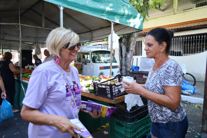 Projeto Maria da Penha Vai à Cidade realiza ação na feira do bairro República, em Vitória, levando informação, orientação e incentivo à denúncia de violência contra a mulher.