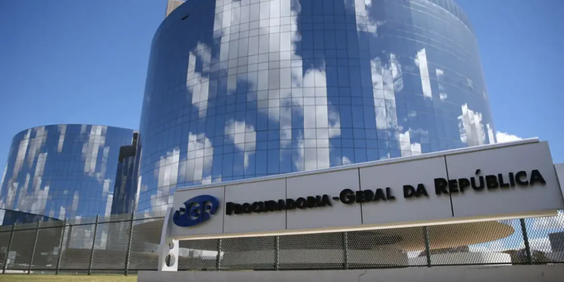 PGR recomenda que pagamento de penduricalhos retroativos respeite teto constitucional de R$ 46,3 mil; STF analisará decisões que suspenderam repasses nos Três Poderes.