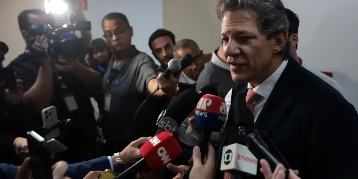 Fernando Haddad afirma que conflito entre EUA, Israel e Irã não deve impactar imediatamente a economia brasileira, mas governo monitora possível escalada e efeitos no petróleo.