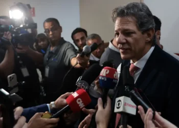 Fernando Haddad afirma que conflito entre EUA, Israel e Irã não deve impactar imediatamente a economia brasileira, mas governo monitora possível escalada e efeitos no petróleo.