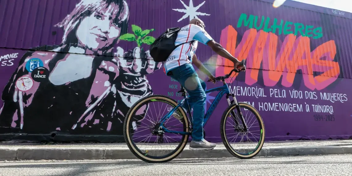 Mural de 140 metros em homenagem a Tainara Souza é inaugurado na Marginal Tietê, em São Paulo, durante ato contra o feminicídio que abriu a programação do Dia Internacional da Mulher.
