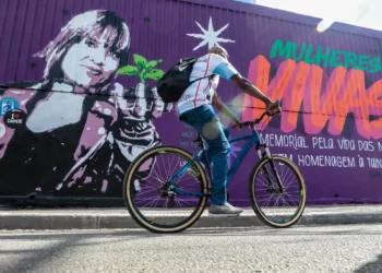 Mural de 140 metros em homenagem a Tainara Souza é inaugurado na Marginal Tietê, em São Paulo, durante ato contra o feminicídio que abriu a programação do Dia Internacional da Mulher.