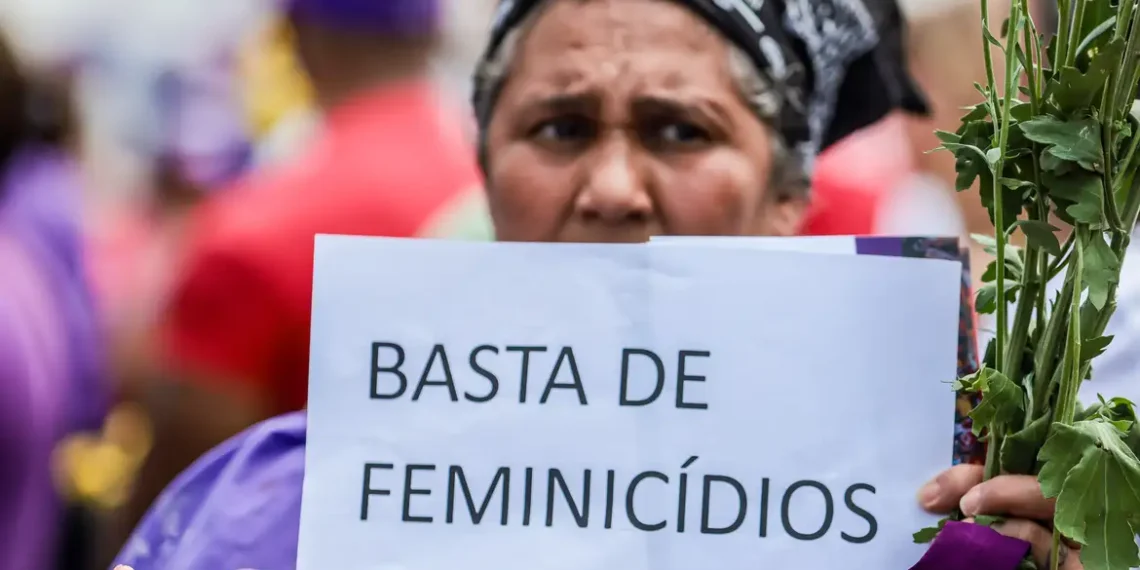 Levantamento aponta que 4.558 mulheres sofreram violência em 2025 em nove estados brasileiros, com média de 12 vítimas por dia e aumento de 56,6% nos casos de estupro.