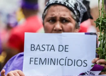 Levantamento aponta que 4.558 mulheres sofreram violência em 2025 em nove estados brasileiros, com média de 12 vítimas por dia e aumento de 56,6% nos casos de estupro.
