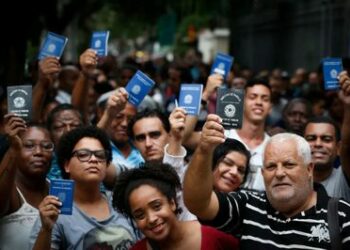Brasil cria 112 mil empregos formais em janeiro, segundo o Novo Caged. Indústria lidera geração de vagas e estoque supera 48,5 milhões de trabalhadores com carteira assinada.
