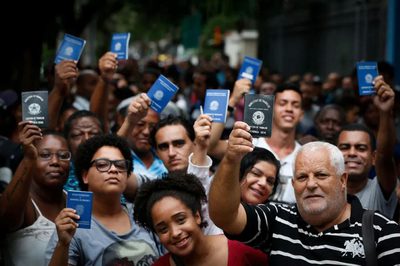Brasil cria 112 mil empregos formais em janeiro, segundo o Novo Caged. Indústria lidera geração de vagas e estoque supera 48,5 milhões de trabalhadores com carteira assinada.